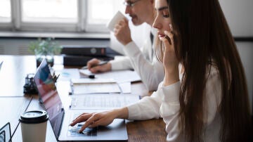 Ambiente laboral en una oficina