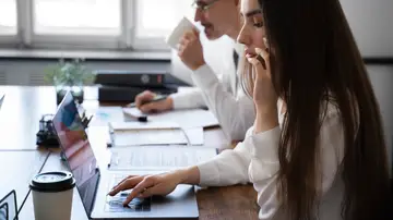 Ambiente laboral en una oficina Ambiente laboral en una oficina