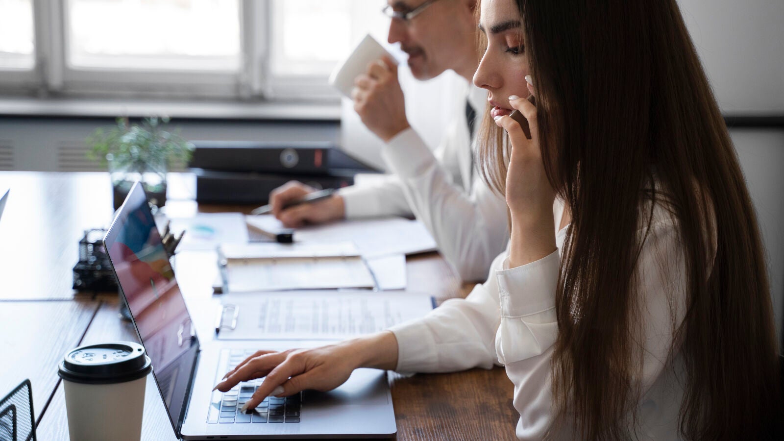 ¿Miedo a quedarte atrás en el trabajo? El FOMO laboral existe y tiene remedio