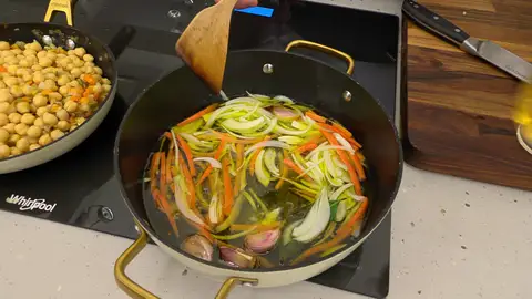 Vierte el resto del aceite, el txakoli y los vinagres Vierte el resto del aceite, el txakoli y los vinagres