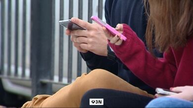 Uno de cada tres estudiantes consume pornografía y nueve de cada diez tiene móvil antes de los 16