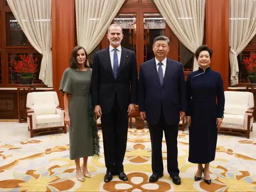 Los Reyes, junto al presidente de la República Popular China, Xi Jinping, y la primera dama, Peng Liyuan, en Zhongnanhai Los Reyes, junto al presidente de la República Popular China, Xi Jinping, y la primera dama, Peng Liyuan, en Zhongnanhai