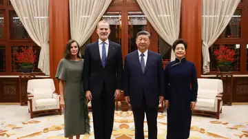 Los Reyes, junto al presidente de la República Popular China, Xi Jinping, y la primera dama, Peng Liyuan, en Zhongnanhai Los Reyes, junto al presidente de la República Popular China, Xi Jinping, y la primera dama, Peng Liyuan, en Zhongnanhai