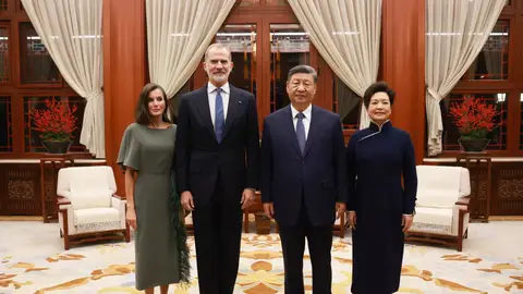 Los Reyes, junto al presidente de la República Popular China, Xi Jinping, y la primera dama, Peng Liyuan, en Zhongnanhai Los Reyes, junto al presidente de la República Popular China, Xi Jinping, y la primera dama, Peng Liyuan, en Zhongnanhai