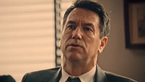 Capítulo 435 de Sueños de libertad; 12 de noviembre: Gabriel rechaza convertirse en director de Perfumerías Brossard de la Reina Capítulo 435 de Sueños de libertad; 12 de noviembre: Gabriel rechaza convertirse en director de Perfumerías Brossard de la Reina