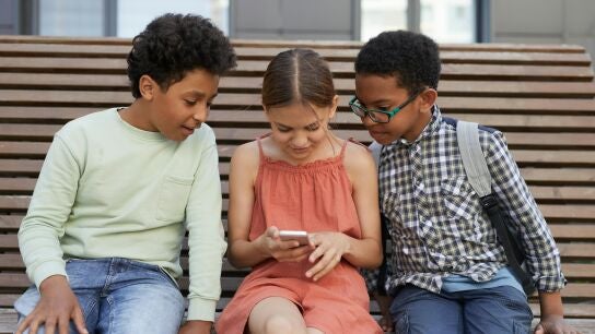 Ni&ntilde;os con el m&oacute;vil