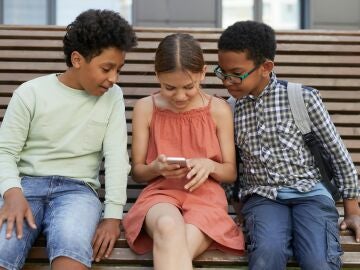 Niños con el móvil