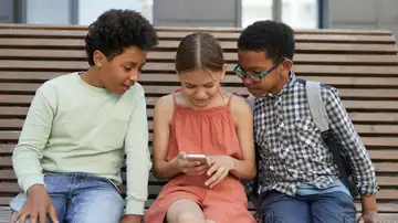 Niños con el móvil Niños con el móvil