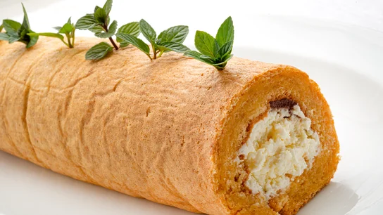 Rollo suizo con crema de limón: un postre fácil e irresistible de Eva Arguiñano Rollo suizo con crema de limón: un postre fácil e irresistible de Eva Arguiñano