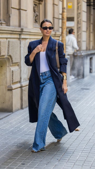 Vaqueros azules y camiseta blanca