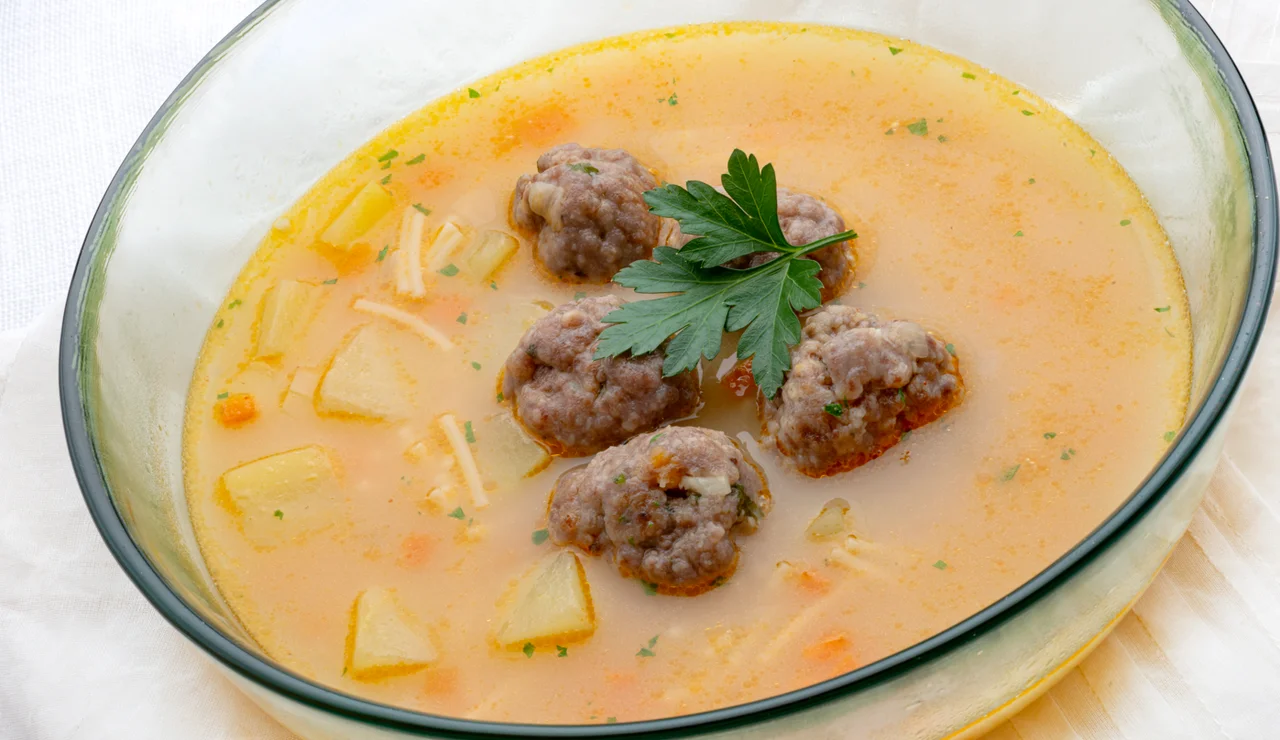Un plato que "resucita a los muertos": sopa de fideos con bolitas de carne
