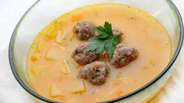 Un plato que "resucita a los muertos": sopa de fideos con bolitas de carne Un plato que "resucita a los muertos": sopa de fideos con bolitas de carne