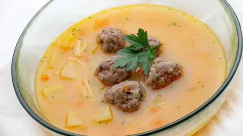 Un plato que "resucita a los muertos": sopa de fideos con bolitas de carne Un plato que "resucita a los muertos": sopa de fideos con bolitas de carne