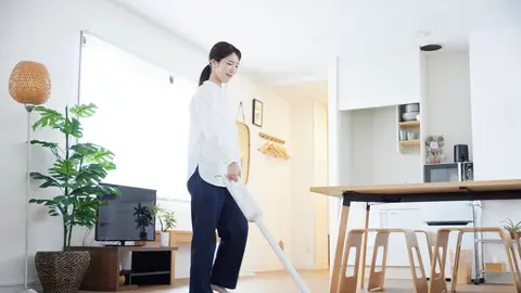 Persona japonesa limpiando su casa Persona japonesa limpiando su casa