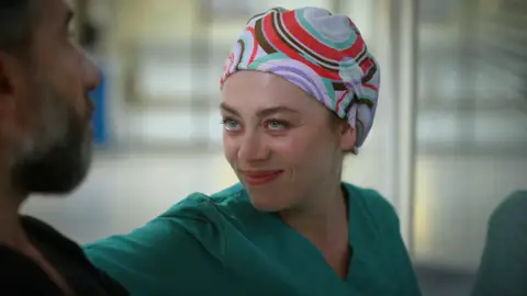 Harun subestima a Bahar y se equivoca: la doctora resurge más fuerte que nunca Harun subestima a Bahar y se equivoca: la doctora resurge más fuerte que nunca