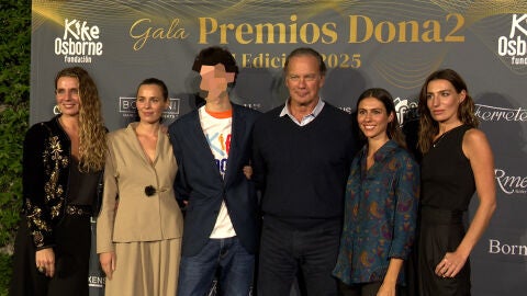 Bertín Osborne posando junto a sus hijos