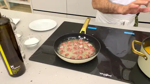 Fríe las bolitas de carne Fríe las bolitas de carne