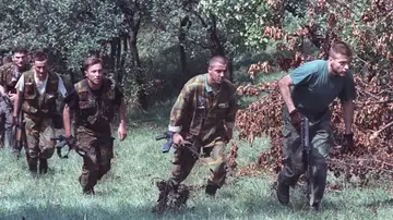 Soldados bosnios avanzan en una las colinas que rodean la ciudad sitiada de Sarajevo, 9 de agosto de 1992. Soldados bosnios avanzan en una las colinas que rodean la ciudad sitiada de Sarajevo, 9 de agosto de 1992.