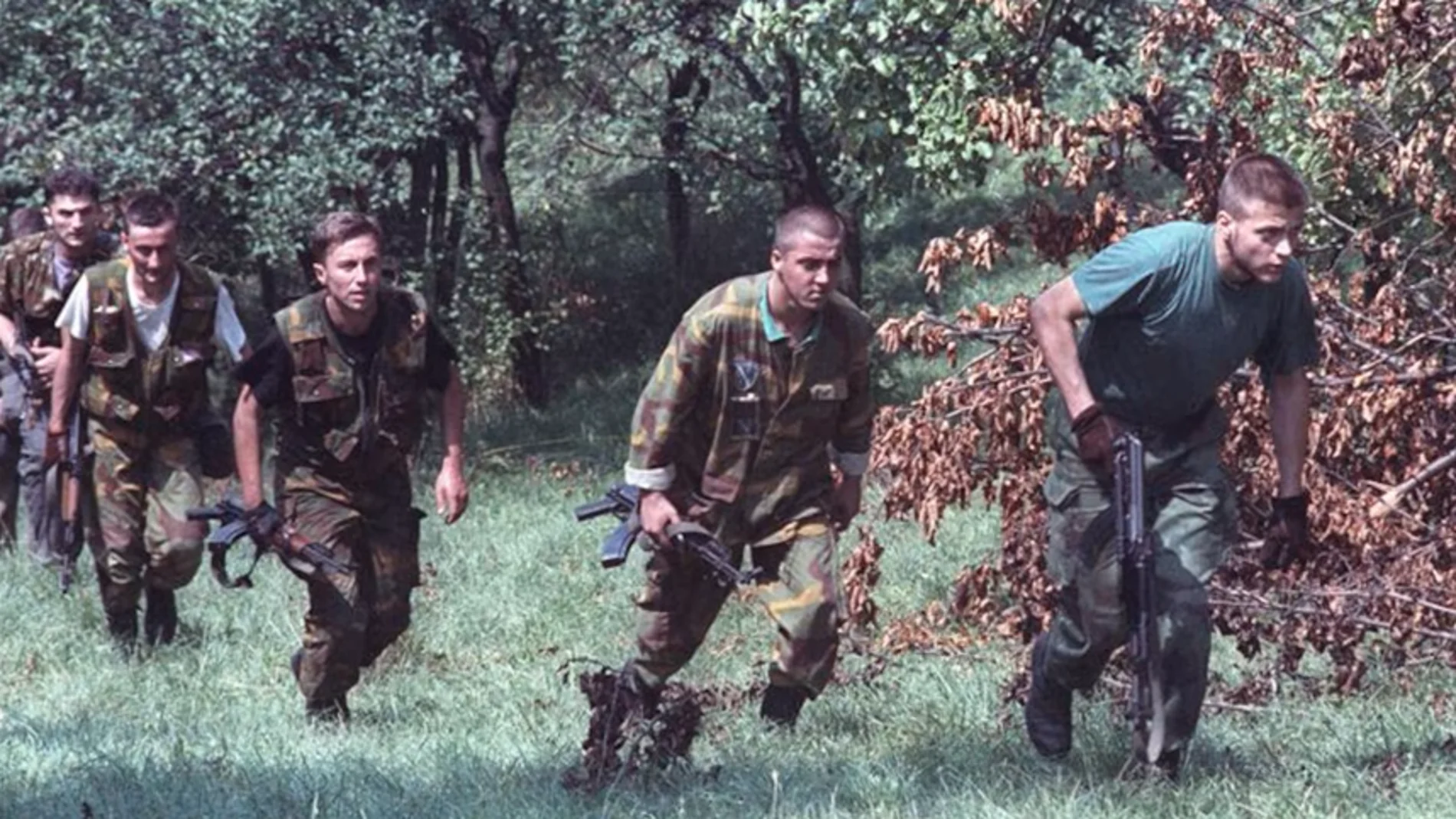 Soldados bosnios avanzan en una las colinas que rodean la ciudad sitiada de Sarajevo, 9 de agosto de 1992. Soldados bosnios avanzan en una las colinas que rodean la ciudad sitiada de Sarajevo, 9 de agosto de 1992.