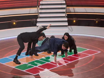 “Para lo que hemos quedado...”: David Fernández, Juanra Bonet y María Peláe muestran sus dotes como contorsionistas “Para lo que hemos quedado...”: David Fernández, Juanra Bonet y María Peláe muestran sus dotes como contorsionistas