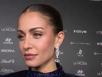 Hiba Abouk atendiendo a la prensa Hiba Abouk atendiendo a la prensa