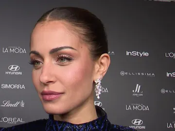 Hiba Abouk atendiendo a la prensa Hiba Abouk atendiendo a la prensa