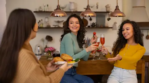 Grupo de amigas comiendo Grupo de amigas comiendo