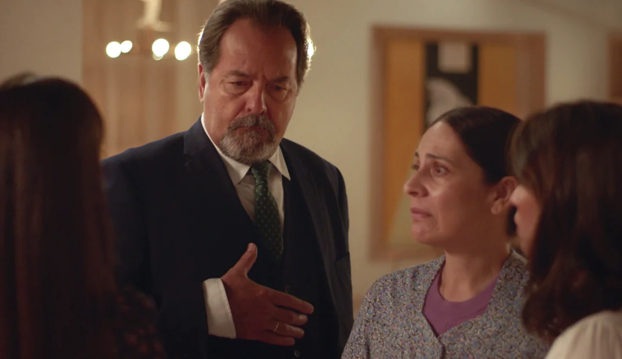 Octavio se apiada de Julia y permite que ella y su bebé se queden en su casa: “Lo hago por el niño, no por ti”