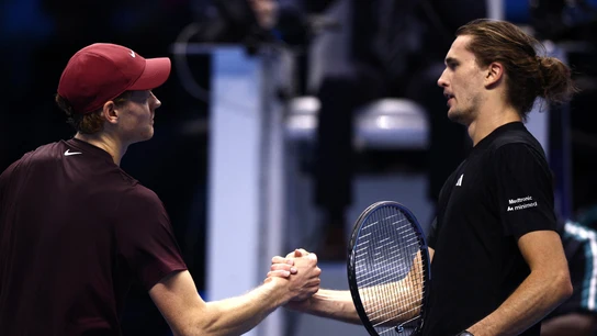 Sinner y Zverev se saludan tras su partido en Turín Sinner y Zverev se saludan tras su partido en Turín