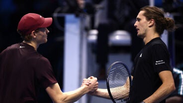 Sinner y Zverev se saludan tras su partido en Tur&iacute;n