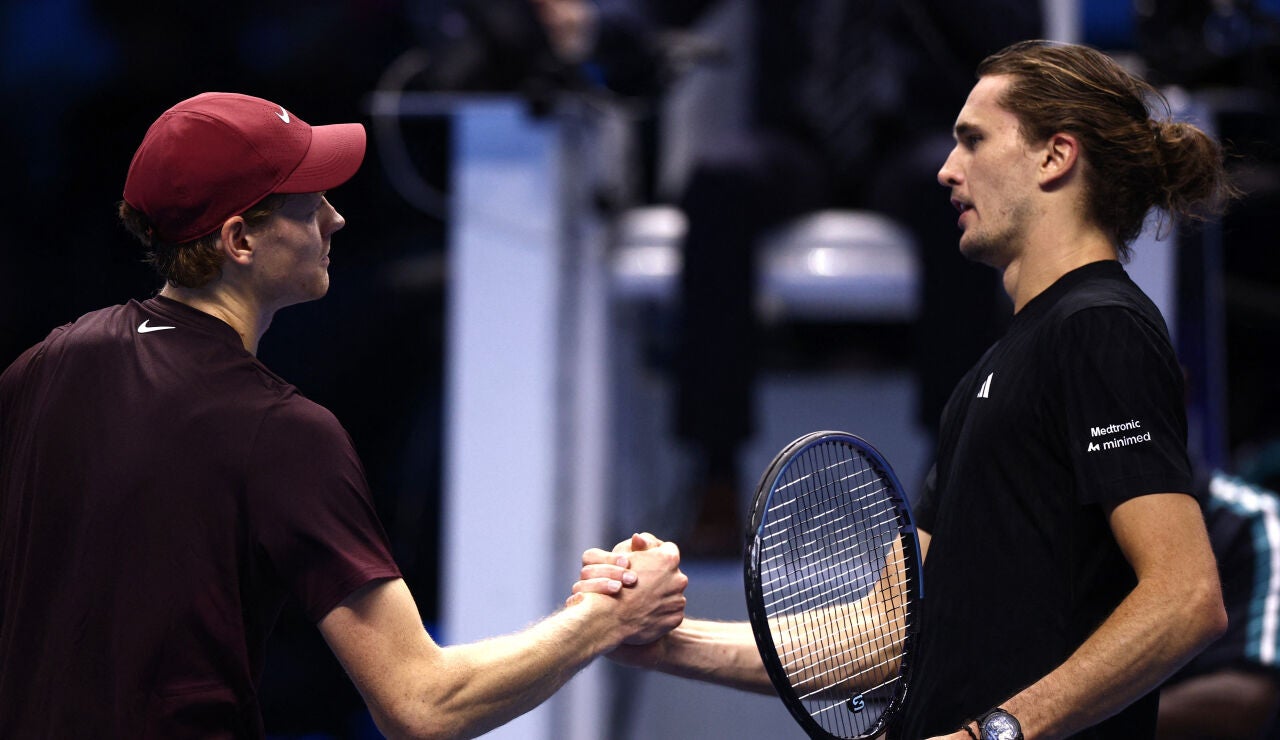 Sinner y Zverev se saludan tras su partido en Tur&iacute;n