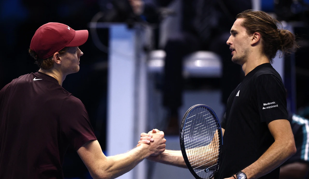 Sinner y Zverev se saludan tras su partido en Turín