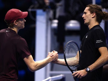 Sinner y Zverev se saludan tras su partido en Turín