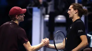 Sinner y Zverev se saludan tras su partido en Turín Sinner y Zverev se saludan tras su partido en Turín