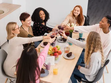 Grupo de amigas comiendo Grupo de amigas comiendo