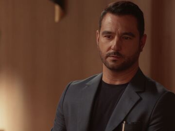 Octavio confiesa que fue &eacute;l quien mat&oacute; al director del orfanato&hellip; &iexcl;sin saber que David lo est&aacute; grabando!