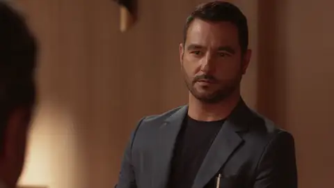 Octavio confiesa que fue él quien mató al director del orfanato… ¡sin saber que David lo está grabando! Octavio confiesa que fue él quien mató al director del orfanato… ¡sin saber que David lo está grabando!