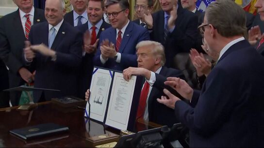 Trump firma la ley que pone fin al cierre de la Administraci&oacute;n tras 43 d&iacute;as de cerrojazo: "Nunca cederemos a la extorsi&oacute;n"