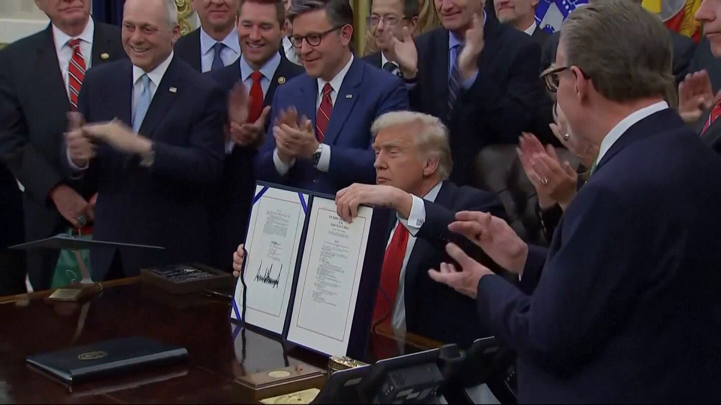 Trump firma la ley que pone fin al cierre de la Administraci&oacute;n tras 43 d&iacute;as de cerrojazo: "Nunca cederemos a la extorsi&oacute;n"