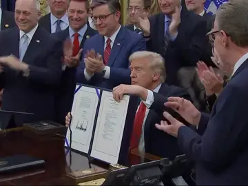 Trump firma la ley que pone fin al cierre de la Administración tras 43 días de cerrojazo: "Nunca cederemos a la extorsión" Trump firma la ley que pone fin al cierre de la Administración tras 43 días de cerrojazo: "Nunca cederemos a la extorsión"