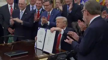 Trump firma la ley que pone fin al cierre de la Administración tras 43 días de cerrojazo: "Nunca cederemos a la extorsión" Trump firma la ley que pone fin al cierre de la Administración tras 43 días de cerrojazo: "Nunca cederemos a la extorsión"