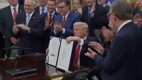 Trump firma la ley que pone fin al cierre de la Administración tras 43 días de cerrojazo: "Nunca cederemos a la extorsión" Trump firma la ley que pone fin al cierre de la Administración tras 43 días de cerrojazo: "Nunca cederemos a la extorsión"