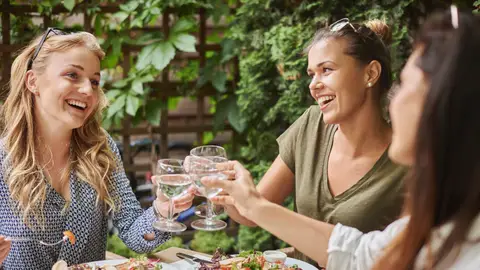Grupo de amigas comiendo Grupo de amigas comiendo
