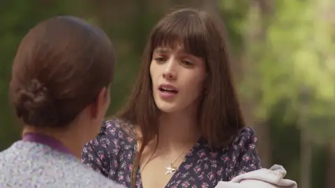 Julia le suplica a Carmen que se quede con su bebé: “No puede pasar la noche en la calle” Julia le suplica a Carmen que se quede con su bebé: “No puede pasar la noche en la calle”