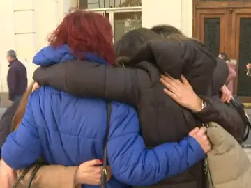 Un grupo de amigas abrazándose Un grupo de amigas abrazándose