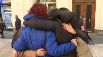 Un grupo de amigas abrazándose Un grupo de amigas abrazándose