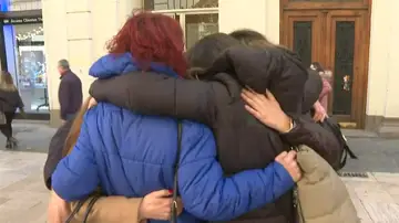 Un grupo de amigas abrazándose Un grupo de amigas abrazándose