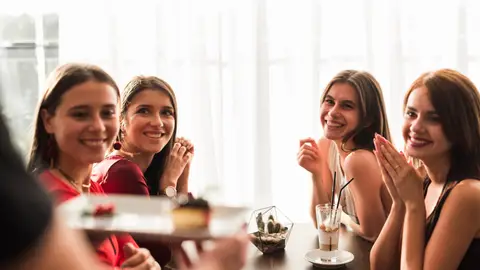 Grupo de amigas comiendo Grupo de amigas comiendo