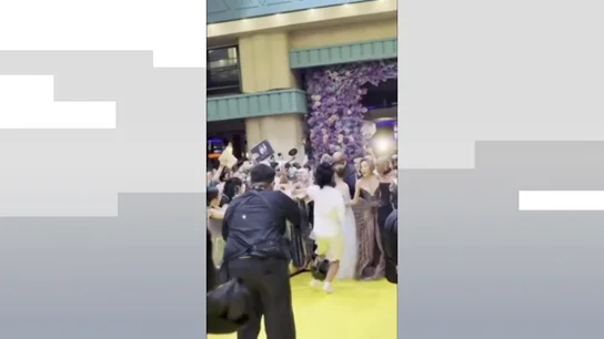 El vídeo del "troll más odiado del mundo" abalanzándose sobre Ariana Grande en la premiere de 'Wicked: For Good' El vídeo del "troll más odiado del mundo" abalanzándose sobre Ariana Grande en la premiere de 'Wicked: For Good'