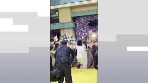 El v&iacute;deo del "troll m&aacute;s odiado del mundo" abalanz&aacute;ndose sobre Ariana Grande en la premiere de 'Wicked: For Good'